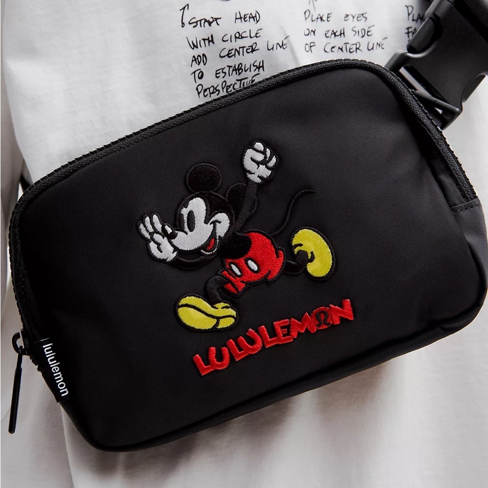 Disney x lululemon Everywhere Belt Bag 1L Mickey in Motion - Picture 7 of 8